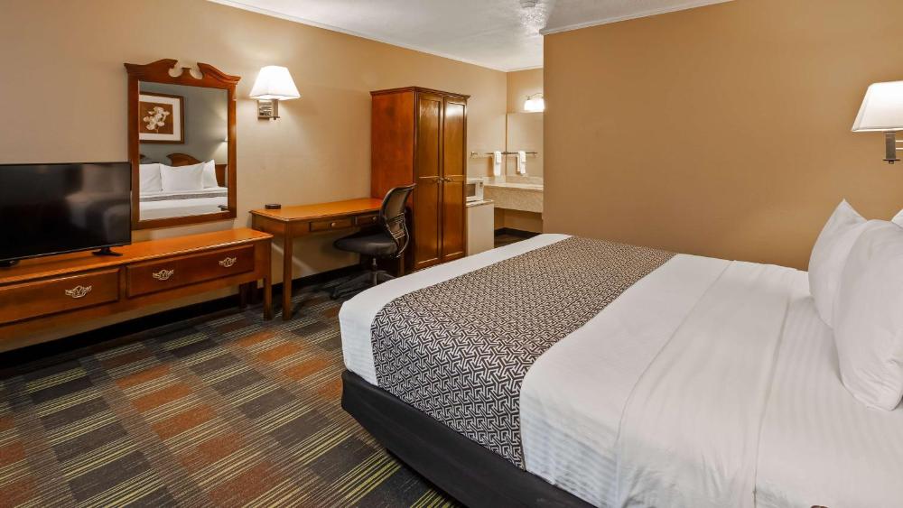 Queen Room - Smoking interior