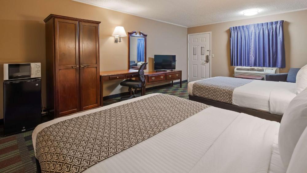 Queen Room with Two Queen Beds - Smoking interior